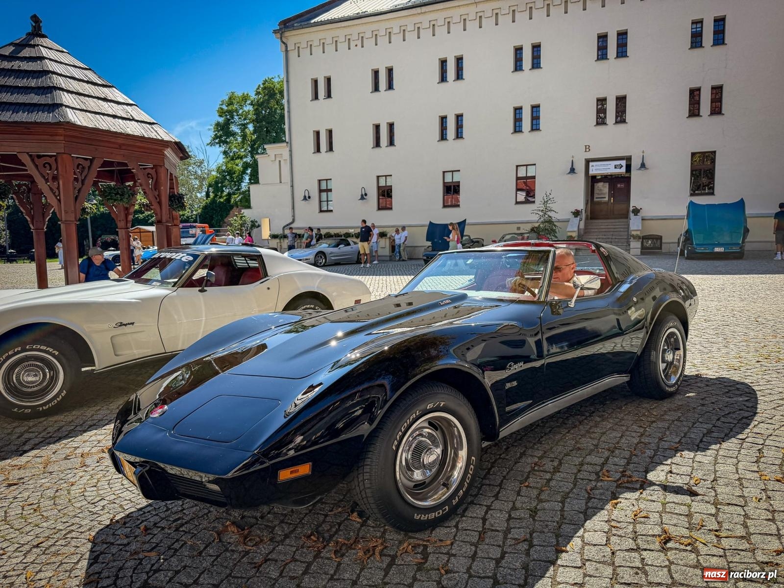 Zdjęcie w galerii na portalu naszraciborz.pl: Corvette od C1 do C8 na Zamku Piastowskim. Amerykańskie legendy motoryzacji przyjechały do Raciborza wiadomości z regionu