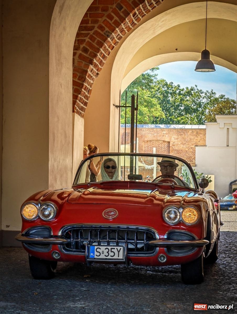 Zdjęcie w galerii na portalu naszraciborz.pl: Corvette od C1 do C8 na Zamku Piastowskim. Amerykańskie legendy motoryzacji przyjechały do Raciborza wiadomości z regionu