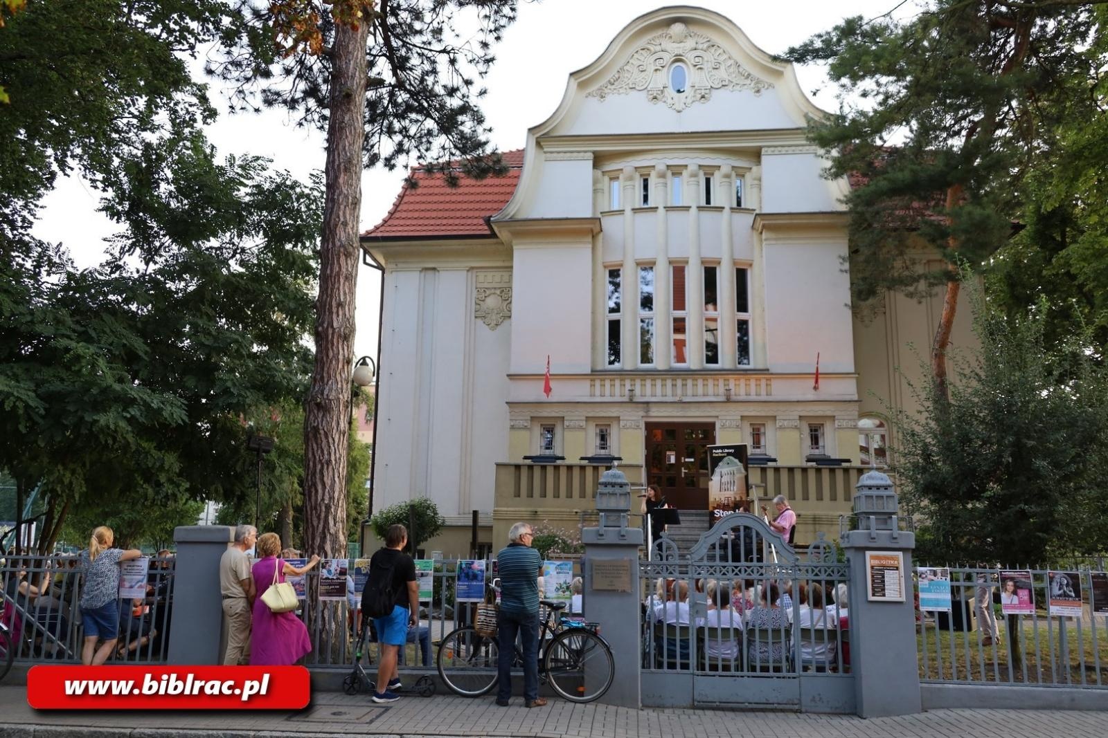 Zdjęcie w galerii na portalu naszraciborz.pl: W małym kinie – Agnieszka Grochowicz wystąpiła na schodach biblioteki wiadomości z regionu