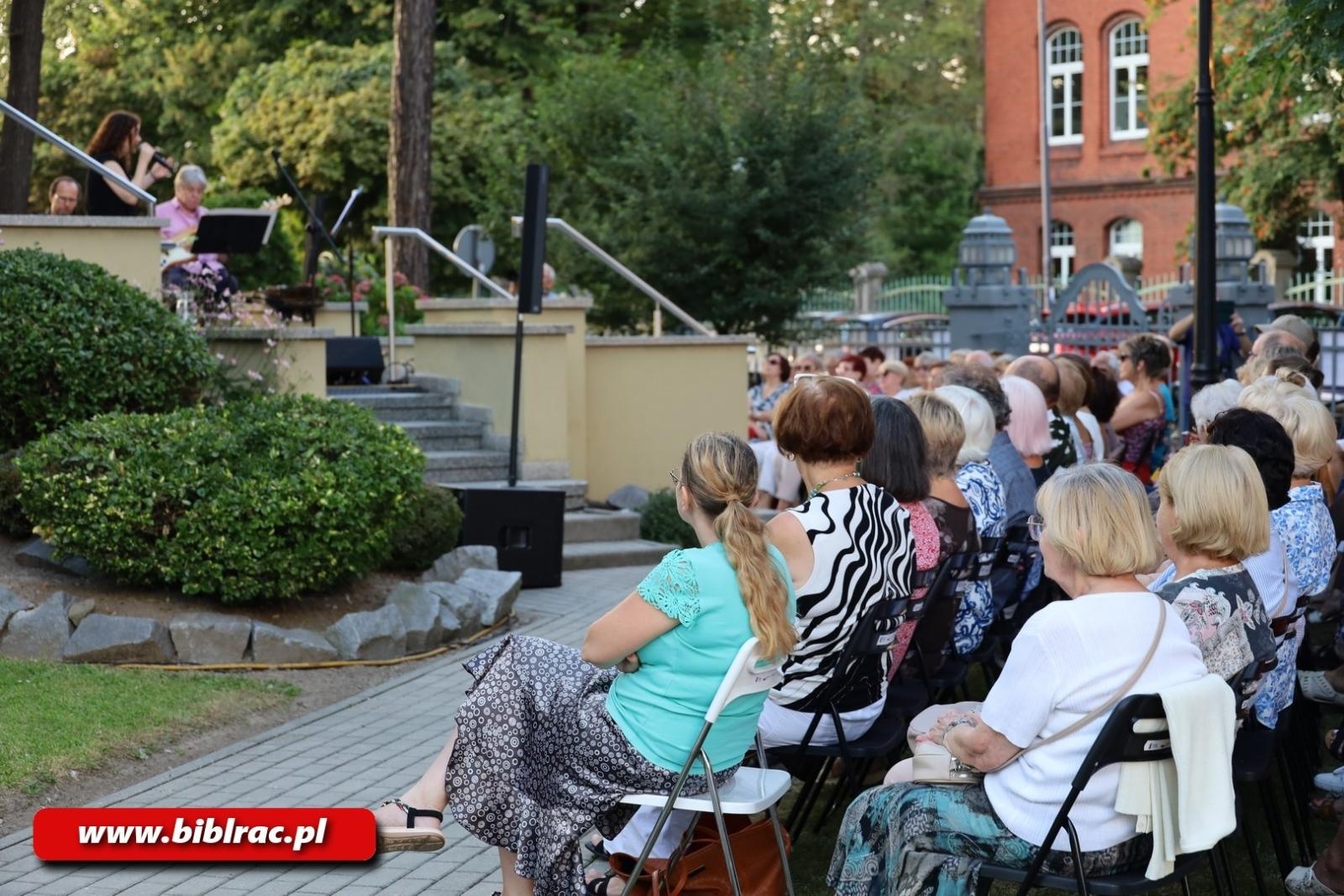 Zdjęcie w galerii na portalu naszraciborz.pl: W małym kinie – Agnieszka Grochowicz wystąpiła na schodach biblioteki wiadomości z regionu