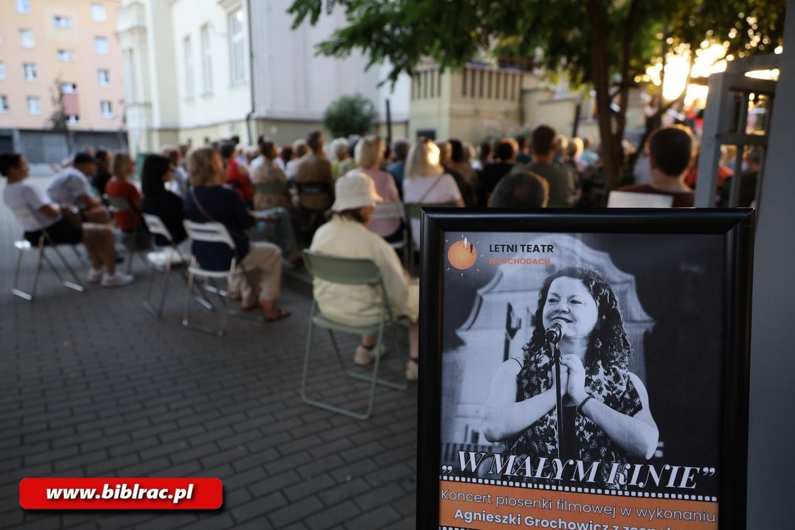 Zdjęcie w galerii na portalu naszraciborz.pl: W małym kinie – Agnieszka Grochowicz wystąpiła na schodach biblioteki wiadomości z regionu