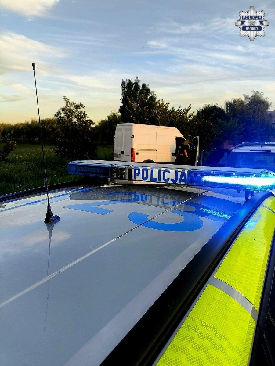 Zdjęcie w galerii na portalu naszraciborz.pl: Skradzionym iveco uciekał przed policjantami. Kierowca porzucił auto i próbował uciec pieszo wiadomości z regionu