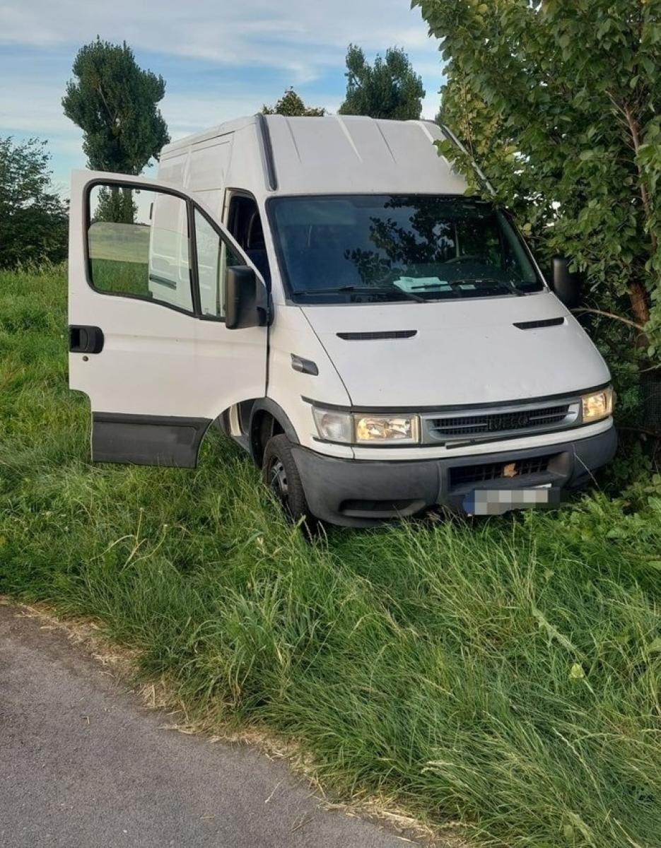 Zdjęcie w galerii na portalu naszraciborz.pl: Skradzionym iveco uciekał przed policjantami. Kierowca porzucił auto i próbował uciec pieszo wiadomości z regionu