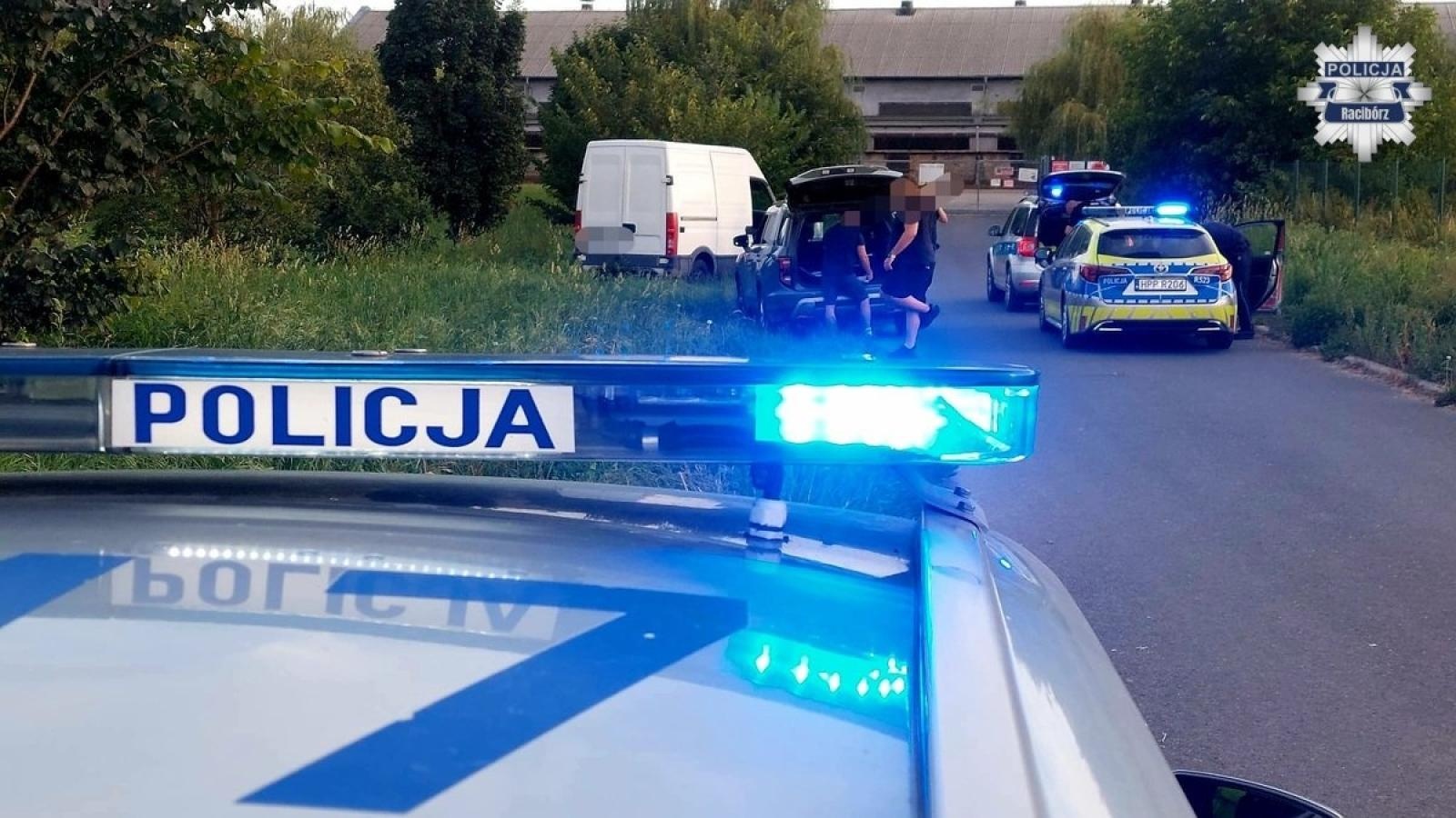 Zdjęcie w galerii na portalu naszraciborz.pl: Skradzionym iveco uciekał przed policjantami. Kierowca porzucił auto i próbował uciec pieszo wiadomości z regionu