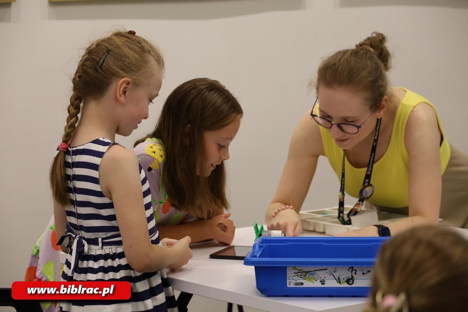 Zdjęcie w galerii na portalu naszraciborz.pl: Wakacyjne programowanie z LEGO w bibliotece wiadomości z regionu