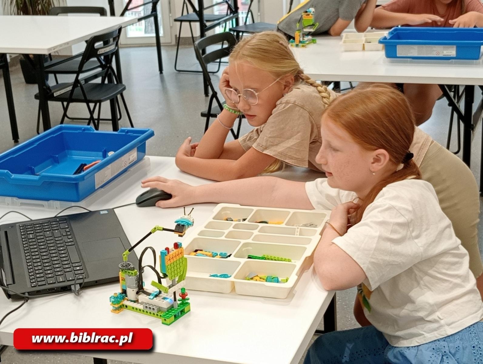 Zdjęcie w galerii na portalu naszraciborz.pl: Wakacyjne programowanie z LEGO w bibliotece wiadomości z regionu