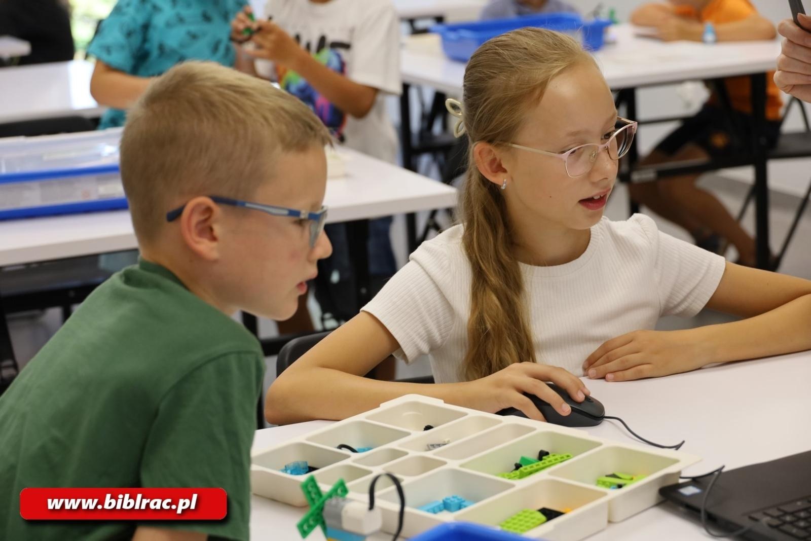 Zdjęcie w galerii na portalu naszraciborz.pl: Wakacyjne programowanie z LEGO w bibliotece wiadomości z regionu