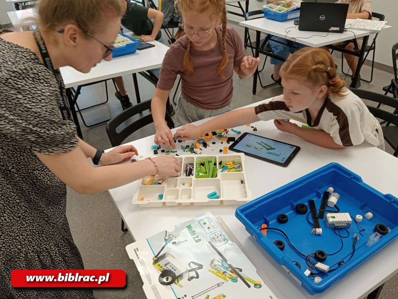 Zdjęcie w galerii na portalu naszraciborz.pl: Wakacyjne programowanie z LEGO w bibliotece wiadomości z regionu