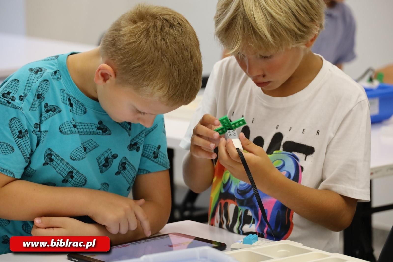 Zdjęcie w galerii na portalu naszraciborz.pl: Wakacyjne programowanie z LEGO w bibliotece wiadomości z regionu