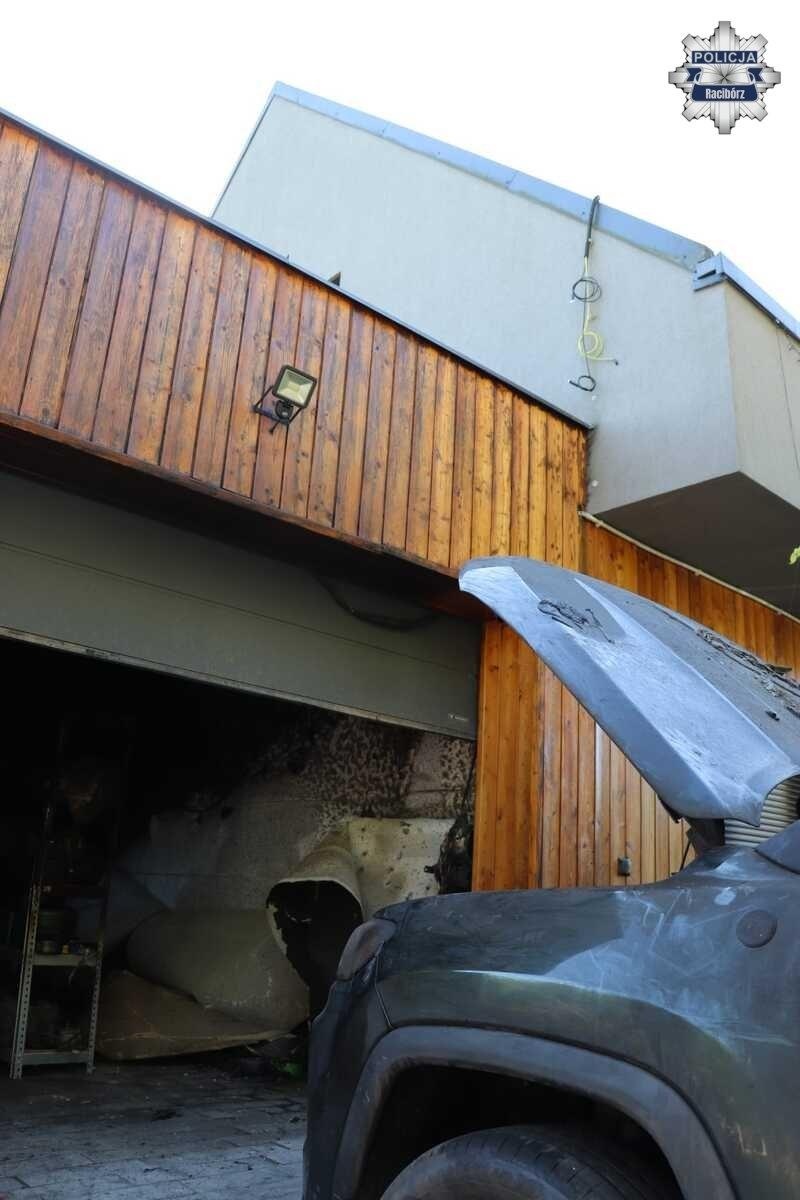 Zdjęcie w galerii na portalu naszraciborz.pl: Pożar garażu w Rudach. Straty sięgają 400 tys. zł wiadomości z regionu