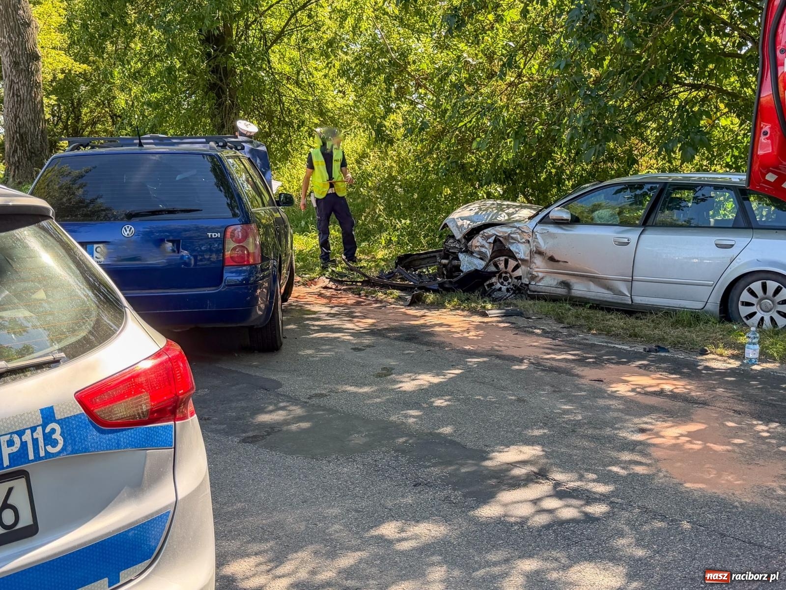 Zdjęcie w galerii na portalu naszraciborz.pl: Zderzenie Audi i VW Passata na drodze Racibórz–Lubomia [FOTO] wiadomości z regionu