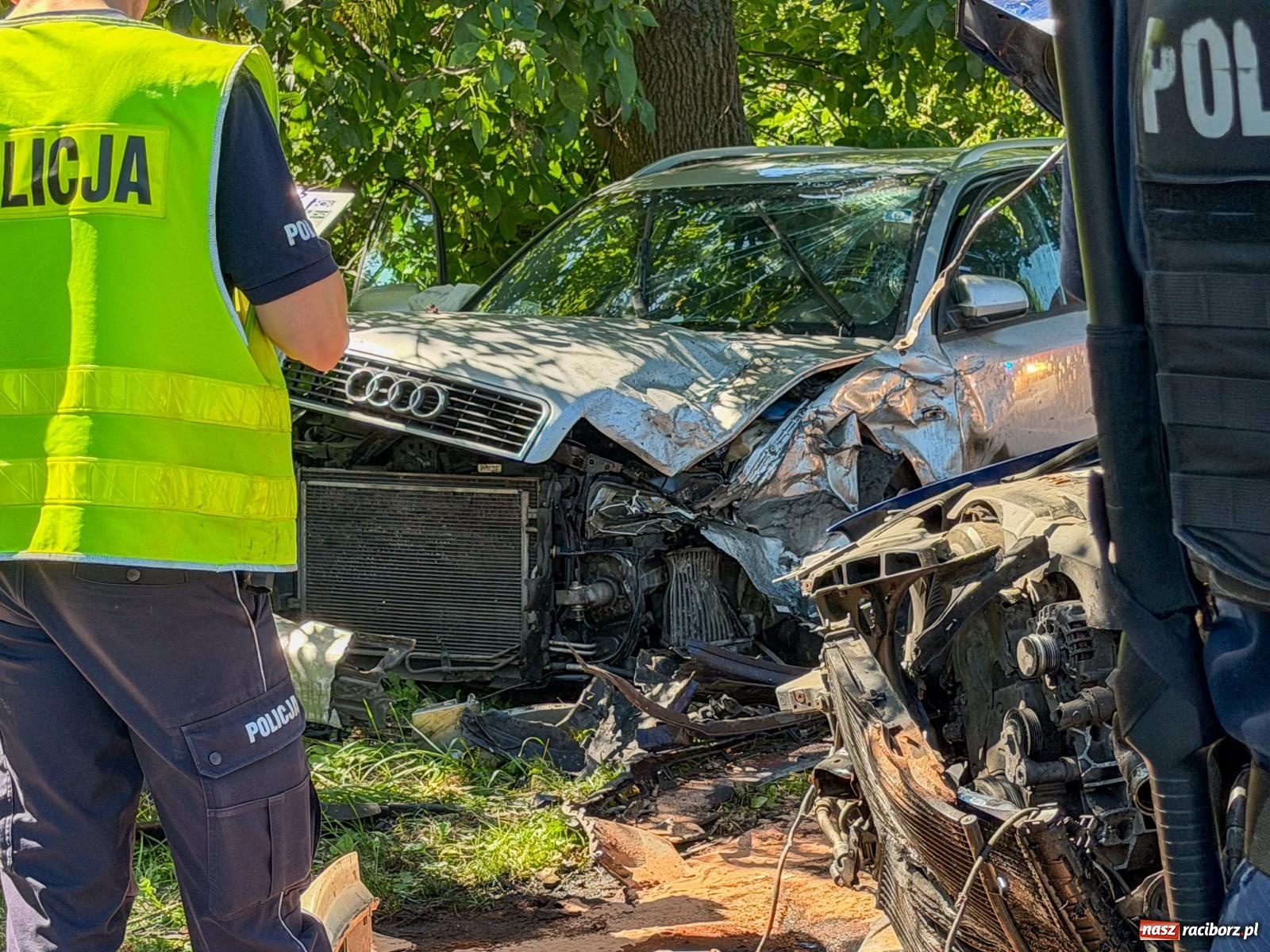 Zdjęcie w galerii na portalu naszraciborz.pl: Zderzenie Audi i VW Passata na drodze Racibórz–Lubomia [FOTO] wiadomości z regionu