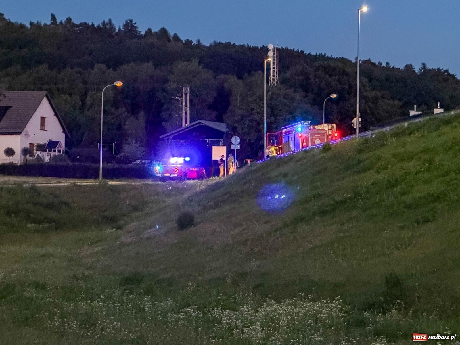 Zdjęcie w galerii na portalu naszraciborz.pl: Wieczorna akcja służb przy zbiorniku Racibórz. Zgłoszenie o paralotniarzu postawiło na nogi strażaków wiadomości z regionu