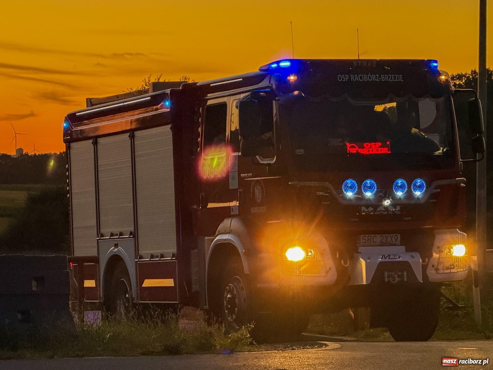 Zdjęcie w galerii na portalu naszraciborz.pl: Wieczorna akcja służb przy zbiorniku Racibórz. Zgłoszenie o paralotniarzu postawiło na nogi strażaków wiadomości z regionu