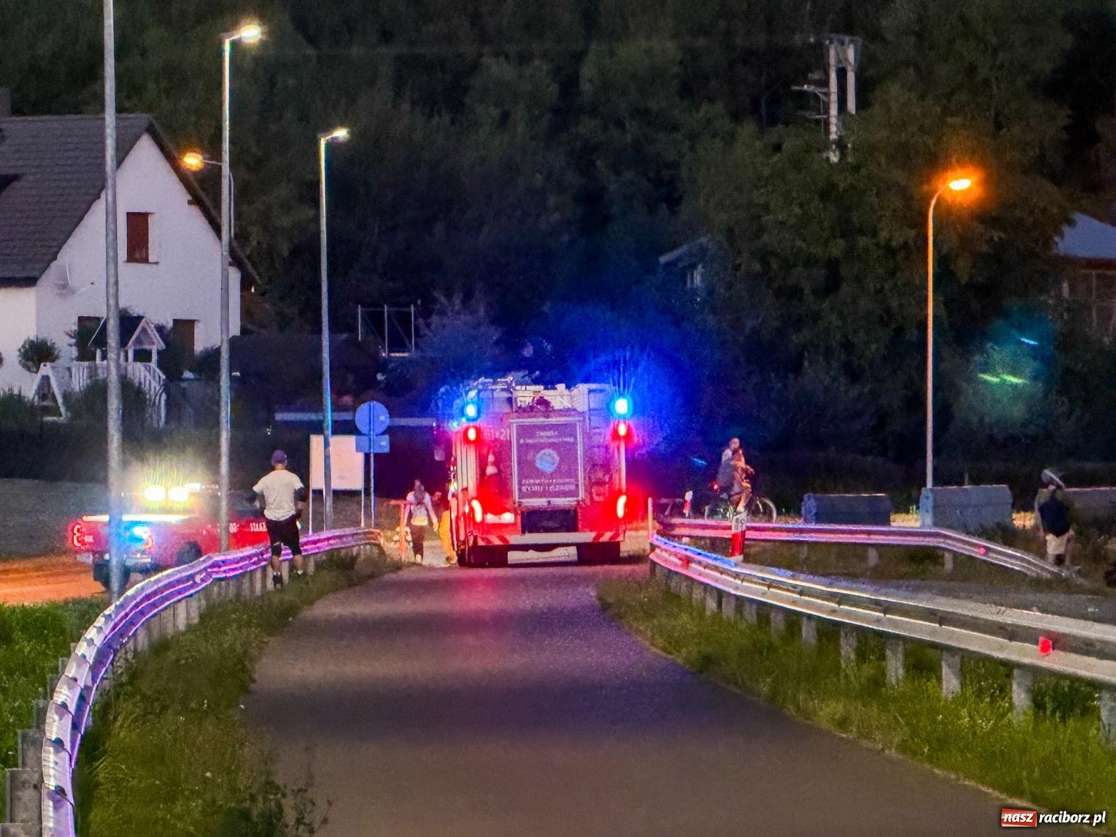 Zdjęcie w galerii na portalu naszraciborz.pl: Wieczorna akcja służb przy zbiorniku Racibórz. Zgłoszenie o paralotniarzu postawiło na nogi strażaków wiadomości z regionu