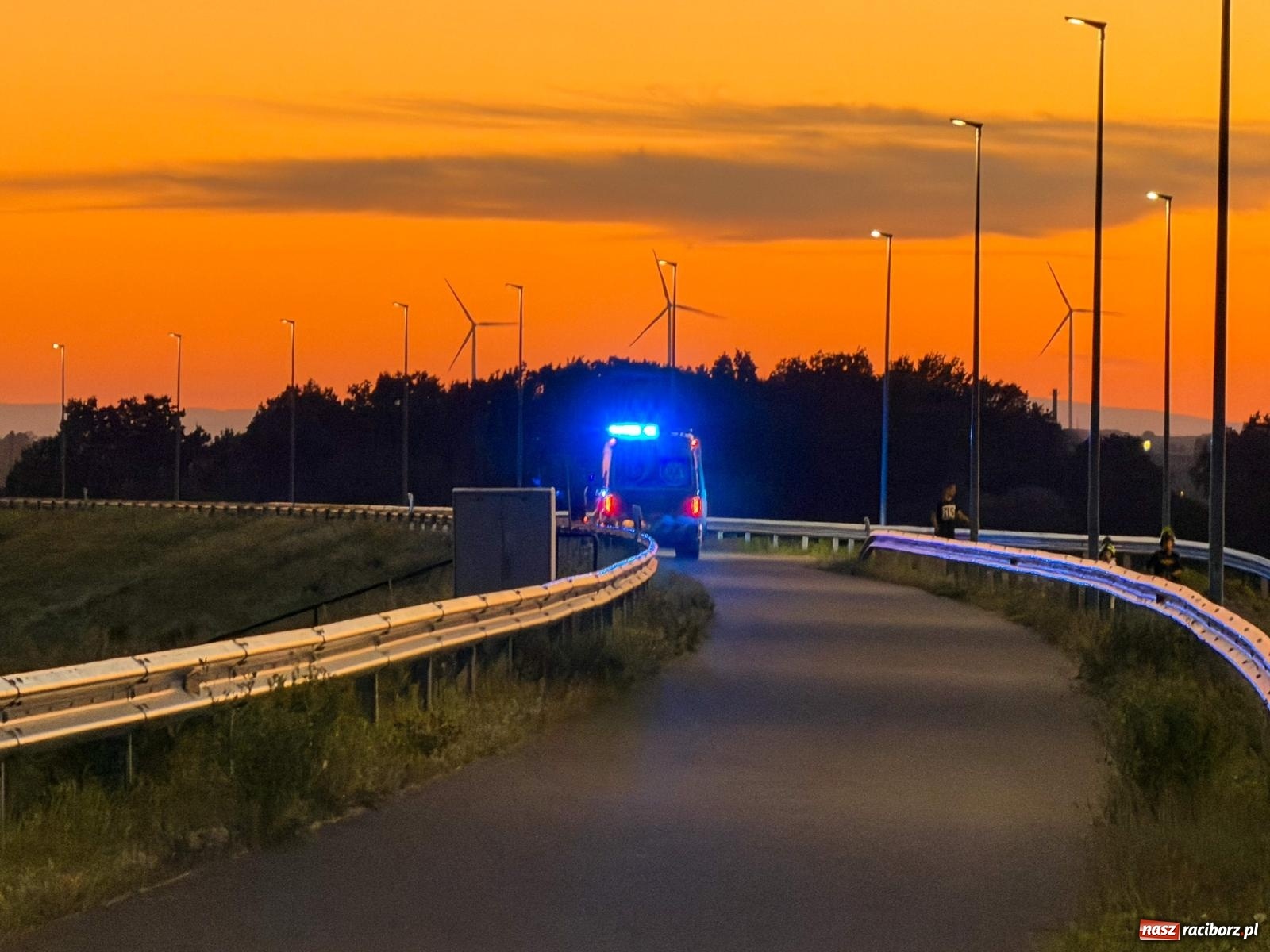 Zdjęcie w galerii na portalu naszraciborz.pl: Wieczorna akcja służb przy zbiorniku Racibórz. Zgłoszenie o paralotniarzu postawiło na nogi strażaków wiadomości z regionu