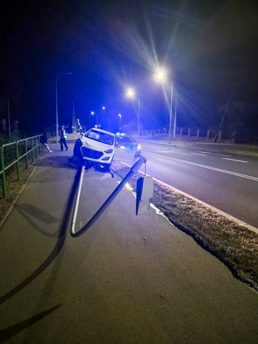 Zdjęcie w galerii na portalu naszraciborz.pl: Zamyśliła się za kierownicą i uderzyła w słup. 21-latka ukarana mandatem wiadomości z regionu