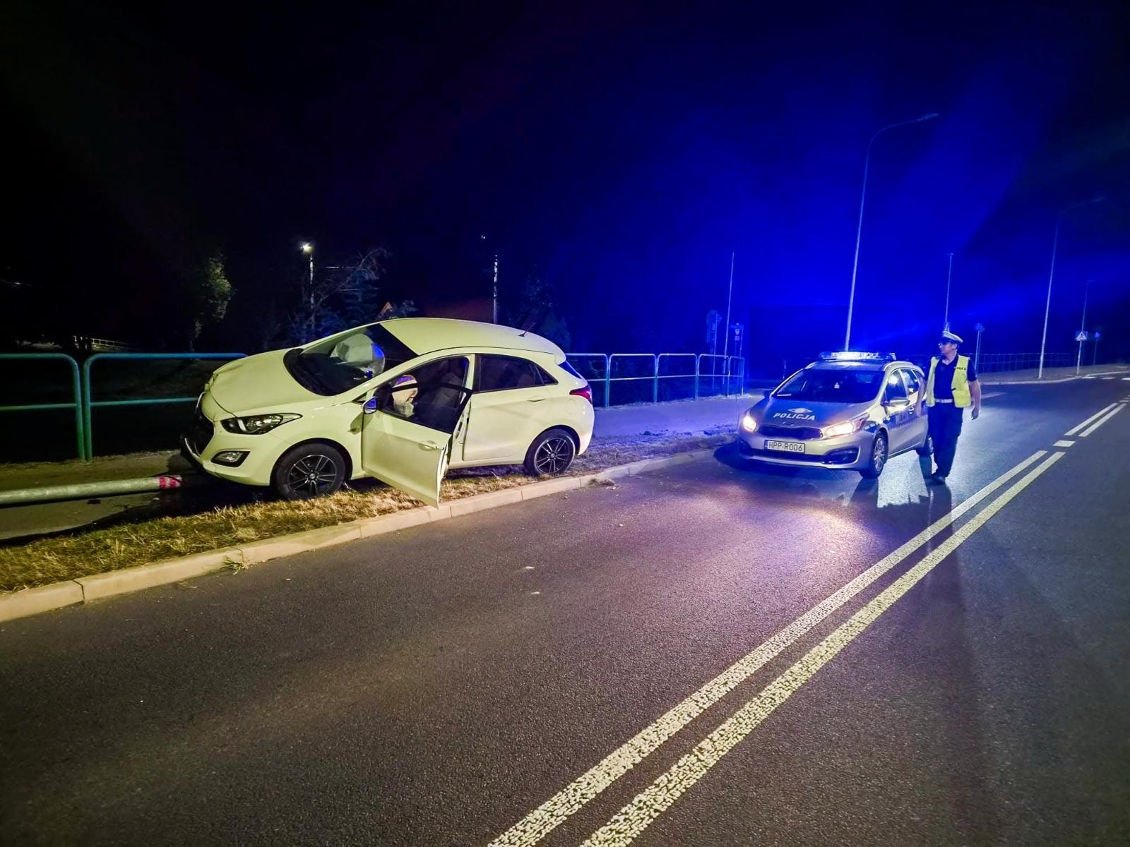 Zdjęcie w galerii na portalu naszraciborz.pl: Zamyśliła się za kierownicą i uderzyła w słup. 21-latka ukarana mandatem wiadomości z regionu
