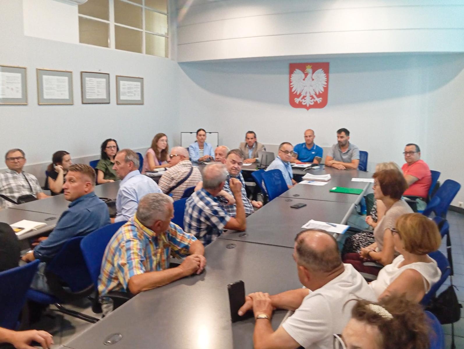 Zdjęcie w galerii na portalu naszraciborz.pl: Ostróg czeka na rozwiązanie problemu podtopień. Po petycji było spotkanie, ale pozostało więcej pytań niż odpowiedzi wiadomości z regionu