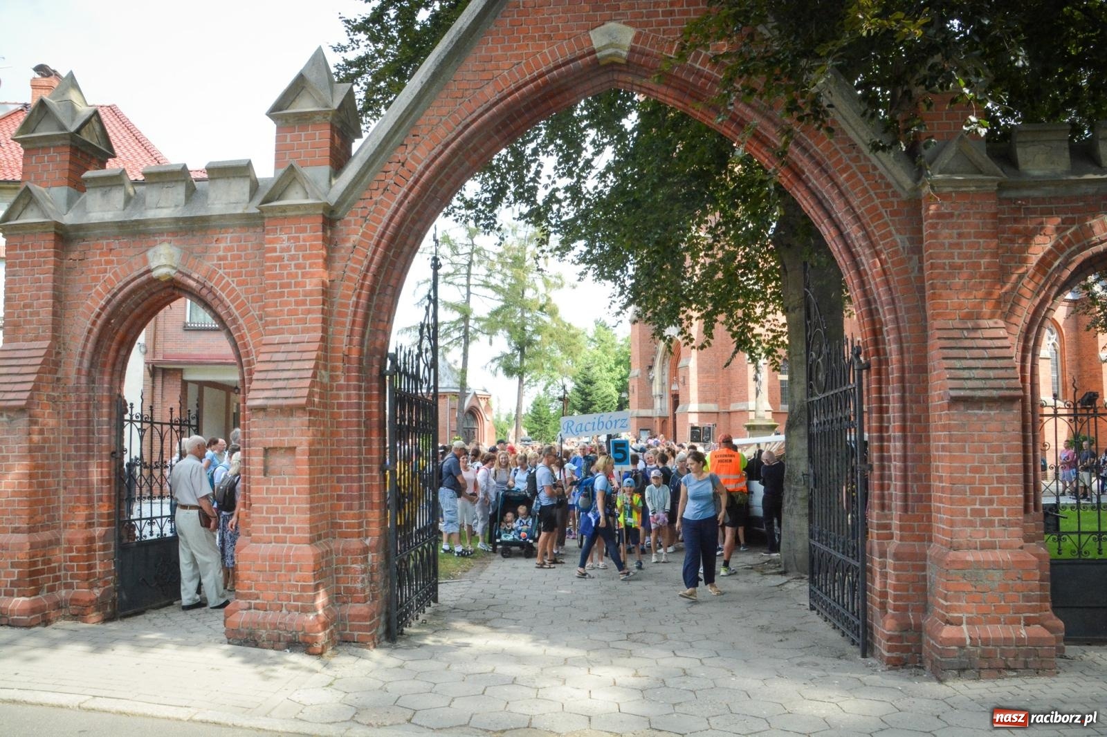 Zdjęcie w galerii na portalu naszraciborz.pl: 50. Piesza Pielgrzymka Opolska wyruszyła z Raciborza na Jasną Górę [FOTO i WIDEO] wiadomości z regionu