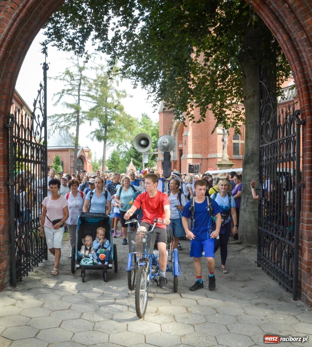 Zdjęcie w galerii na portalu naszraciborz.pl: 50. Piesza Pielgrzymka Opolska wyruszyła z Raciborza na Jasną Górę [FOTO i WIDEO] wiadomości z regionu