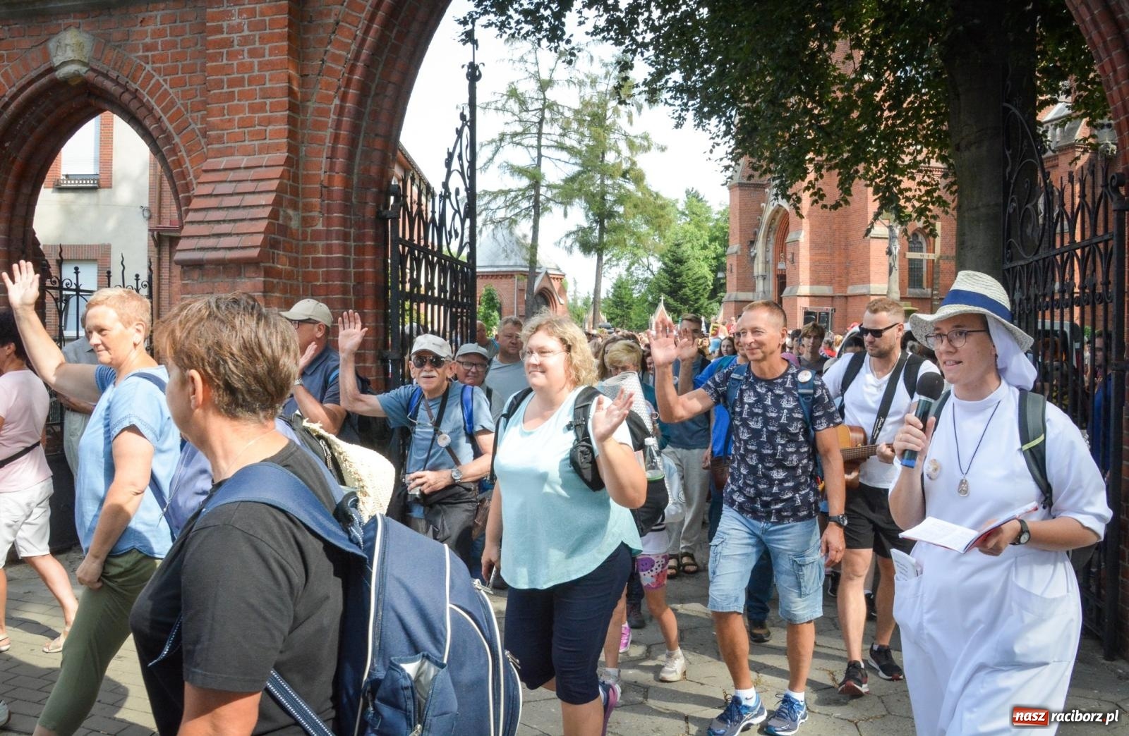 Zdjęcie w galerii na portalu naszraciborz.pl: 50. Piesza Pielgrzymka Opolska wyruszyła z Raciborza na Jasną Górę [FOTO i WIDEO] wiadomości z regionu