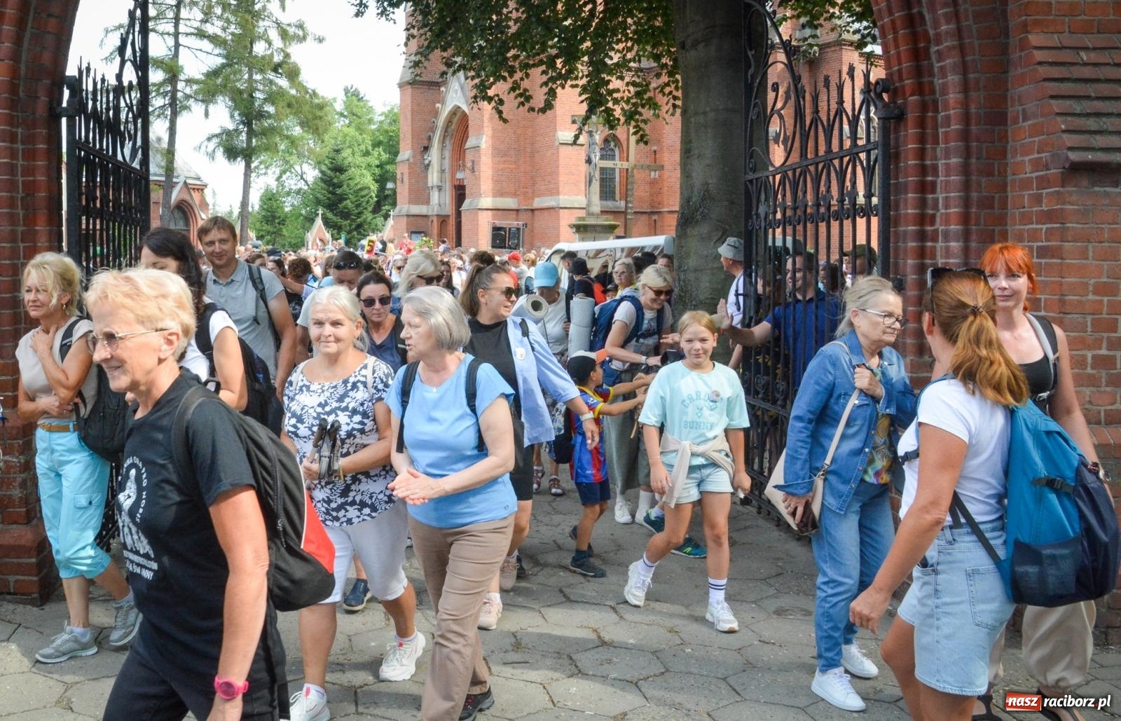 Zdjęcie w galerii na portalu naszraciborz.pl: 50. Piesza Pielgrzymka Opolska wyruszyła z Raciborza na Jasną Górę [FOTO i WIDEO] wiadomości z regionu