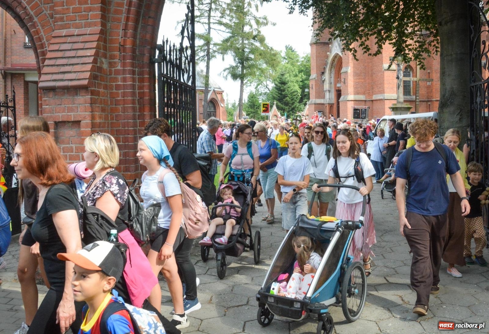 Zdjęcie w galerii na portalu naszraciborz.pl: 50. Piesza Pielgrzymka Opolska wyruszyła z Raciborza na Jasną Górę [FOTO i WIDEO] wiadomości z regionu