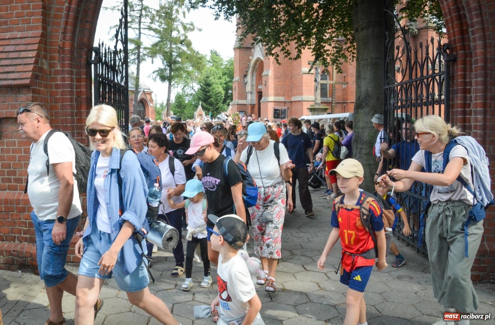 Zdjęcie w galerii na portalu naszraciborz.pl: 50. Piesza Pielgrzymka Opolska wyruszyła z Raciborza na Jasną Górę [FOTO i WIDEO] wiadomości z regionu