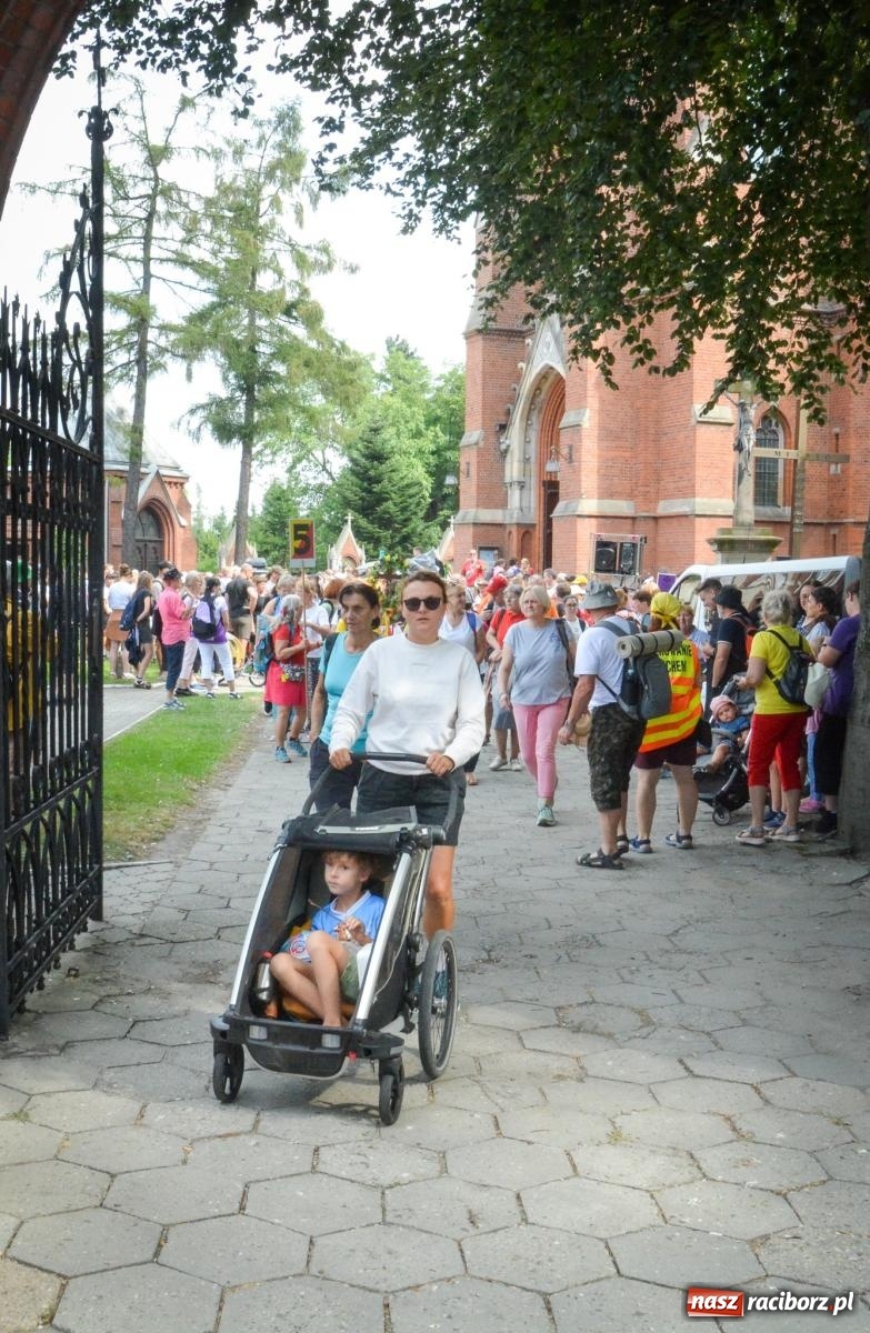 Zdjęcie w galerii na portalu naszraciborz.pl: 50. Piesza Pielgrzymka Opolska wyruszyła z Raciborza na Jasną Górę [FOTO i WIDEO] wiadomości z regionu