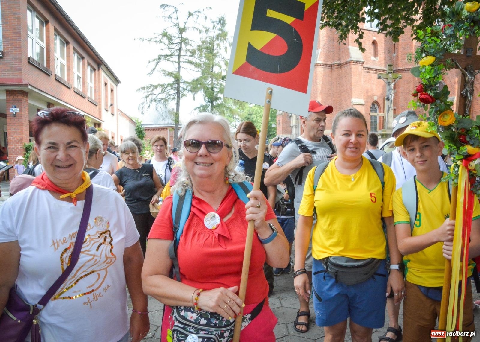 Zdjęcie w galerii na portalu naszraciborz.pl: 50. Piesza Pielgrzymka Opolska wyruszyła z Raciborza na Jasną Górę [FOTO i WIDEO] wiadomości z regionu