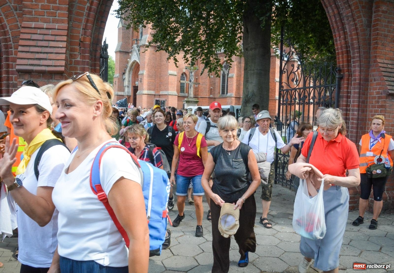 Zdjęcie w galerii na portalu naszraciborz.pl: 50. Piesza Pielgrzymka Opolska wyruszyła z Raciborza na Jasną Górę [FOTO i WIDEO] wiadomości z regionu