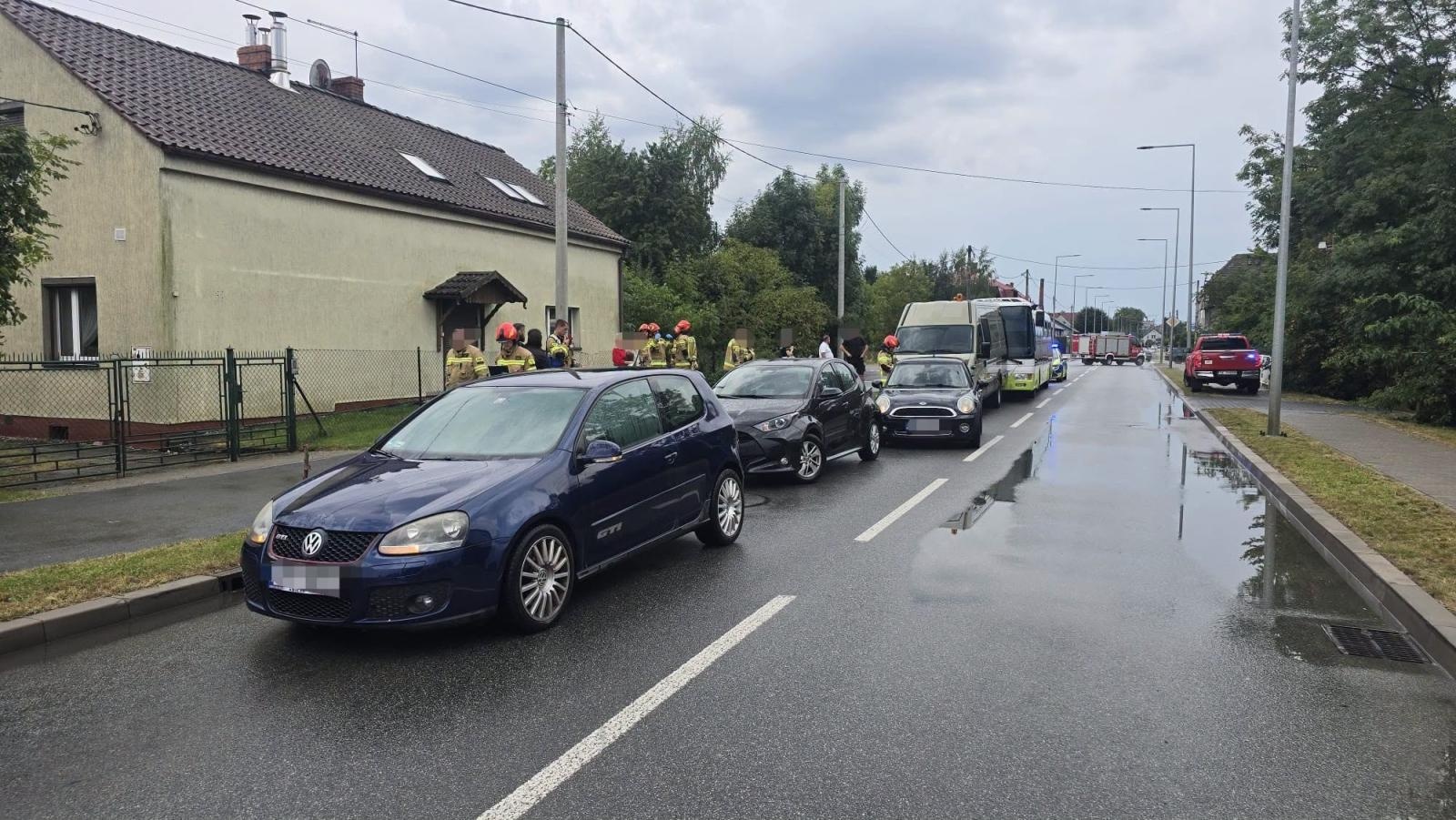 Zdjęcie w galerii na portalu naszraciborz.pl: Rybnicka odblokowana po zderzeniu autobusu z czterema samochodami wiadomości z regionu
