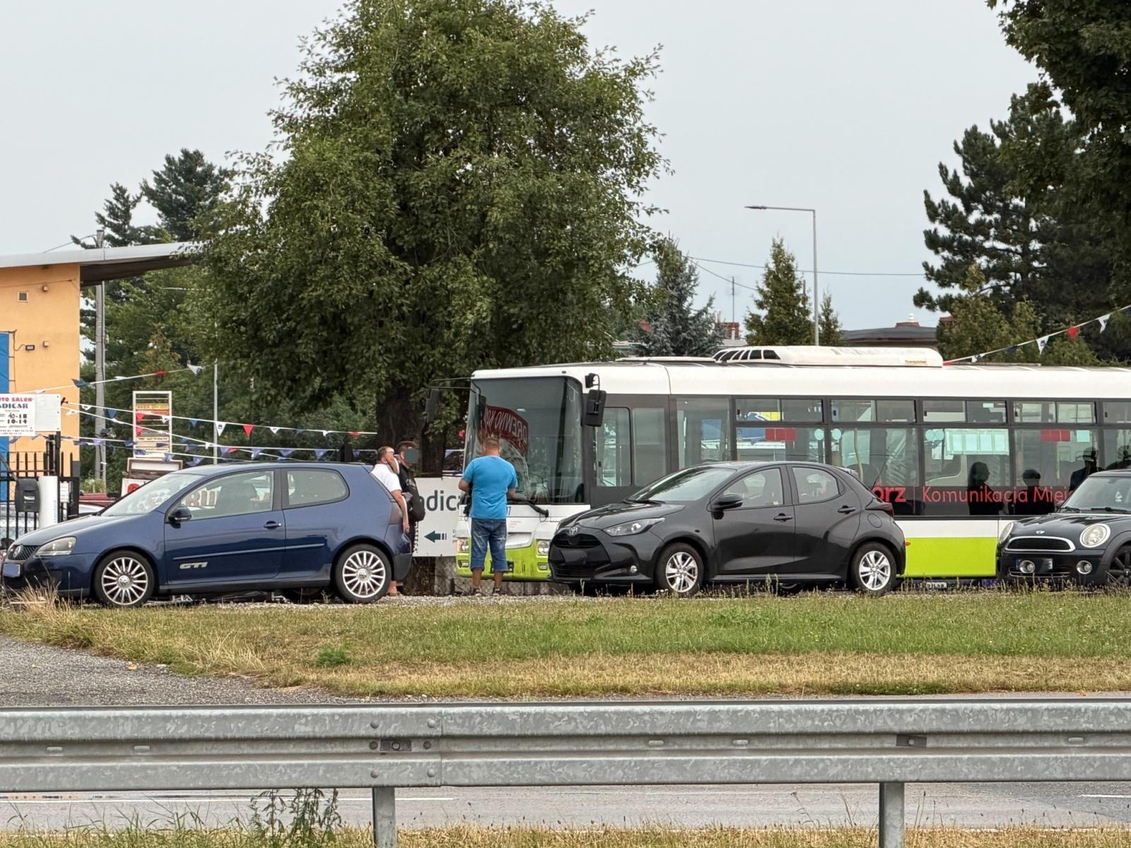 Zdjęcie w galerii na portalu naszraciborz.pl: Rybnicka odblokowana po zderzeniu autobusu z czterema samochodami wiadomości z regionu