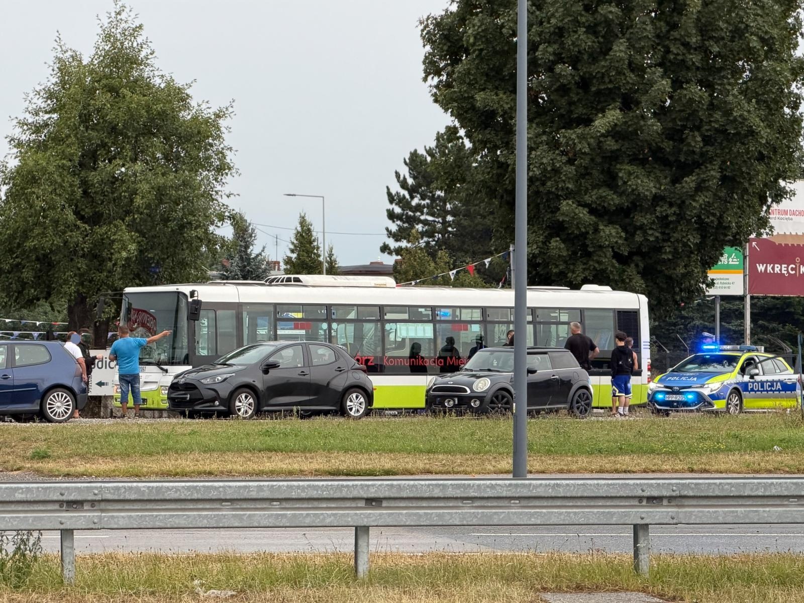 Zdjęcie w galerii na portalu naszraciborz.pl: Rybnicka odblokowana po zderzeniu autobusu z czterema samochodami wiadomości z regionu