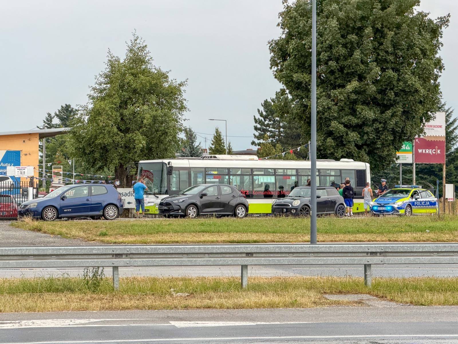 Zdjęcie w galerii na portalu naszraciborz.pl: Rybnicka odblokowana po zderzeniu autobusu z czterema samochodami wiadomości z regionu