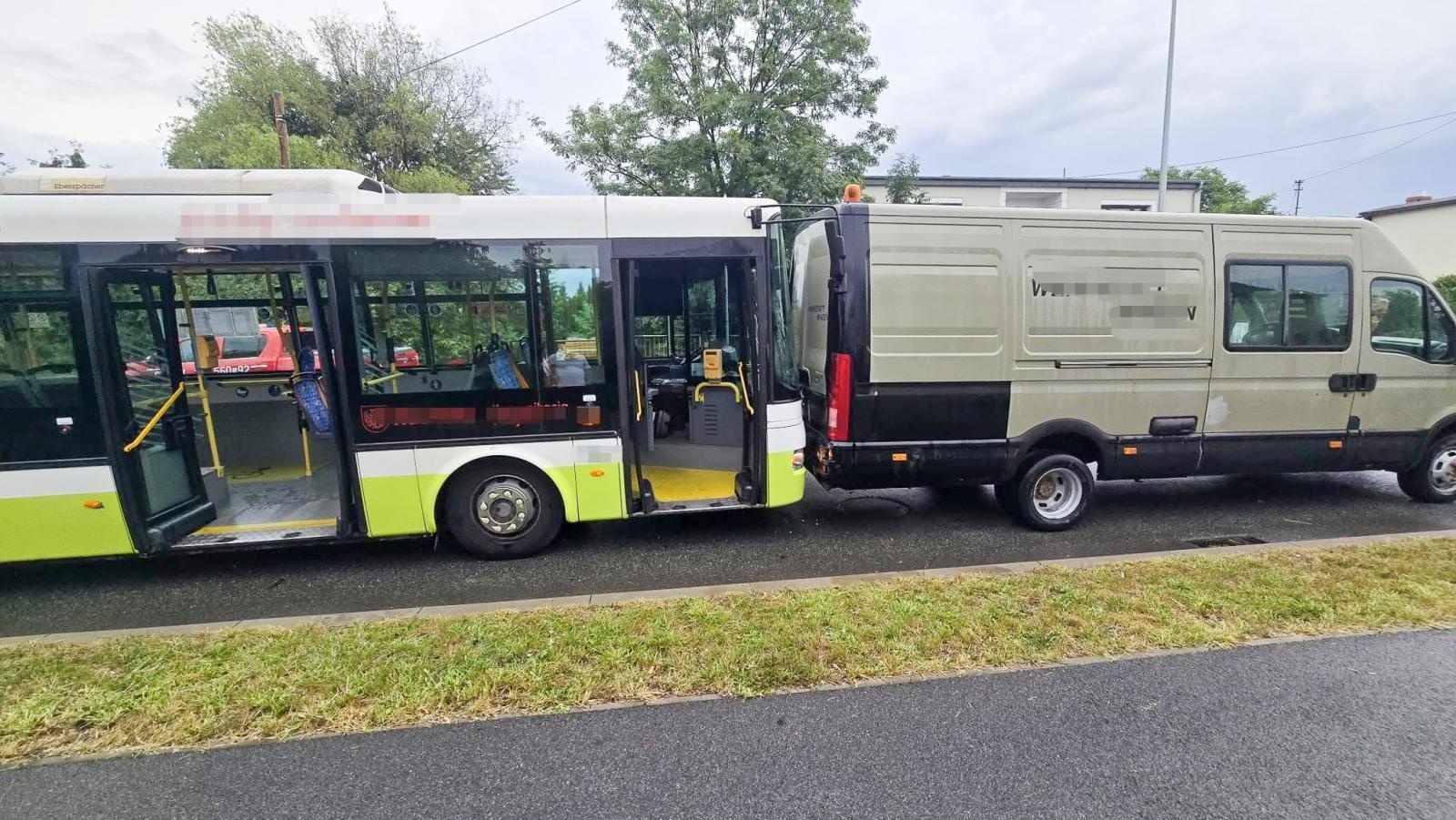 Zdjęcie w galerii na portalu naszraciborz.pl: Rybnicka odblokowana po zderzeniu autobusu z czterema samochodami wiadomości z regionu