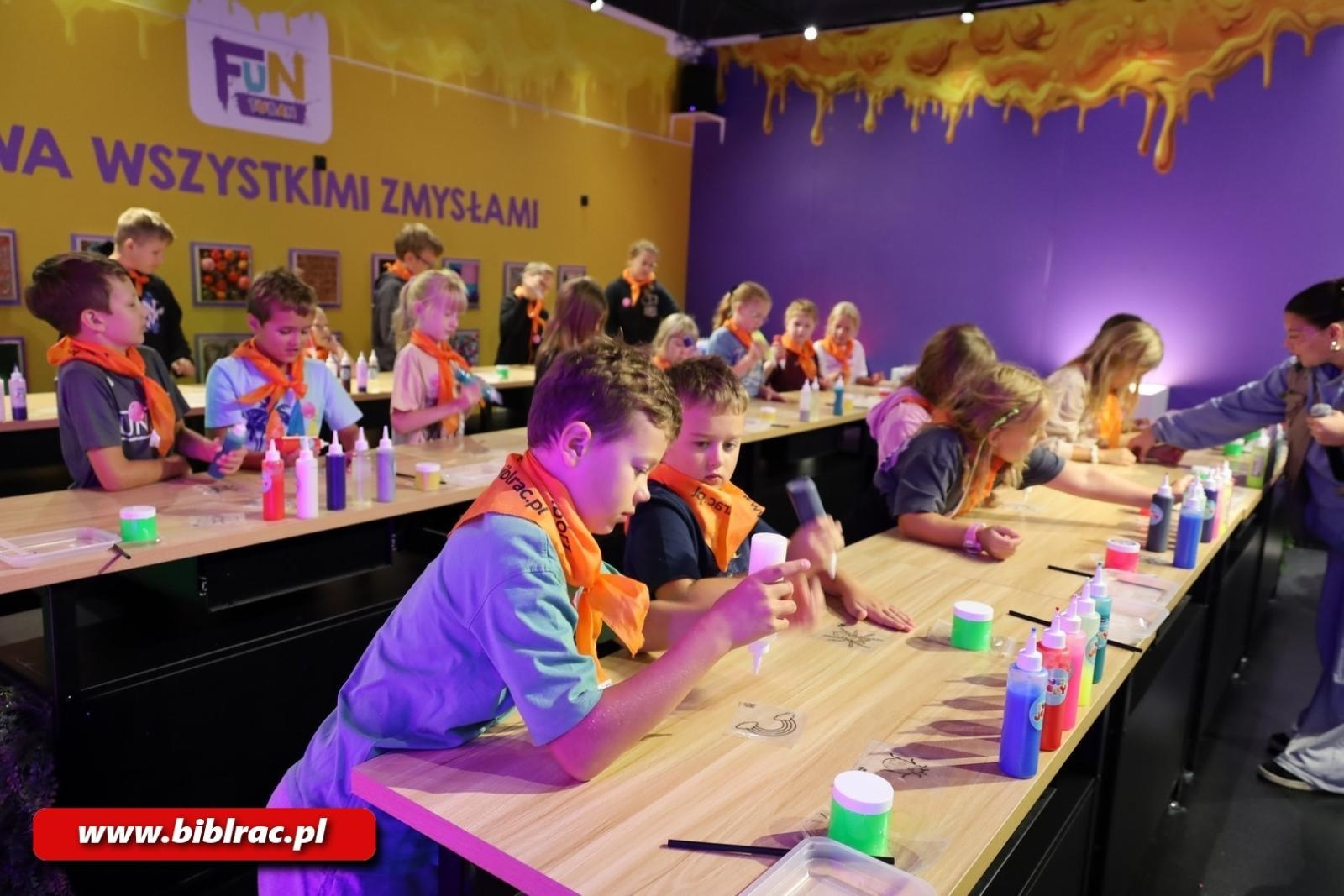 Zdjęcie w galerii na portalu naszraciborz.pl: Biblioteczna wyprawa do świata kolorów i światła! wiadomości z regionu