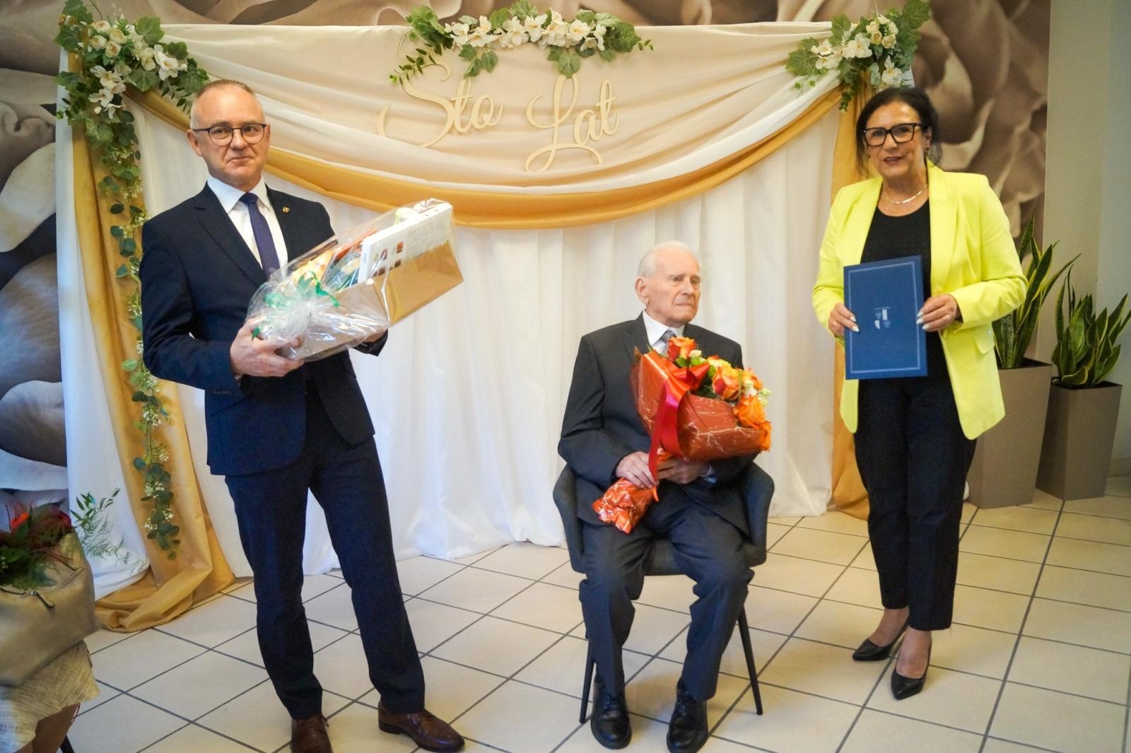 Zdjęcie w galerii na portalu naszraciborz.pl: Setne urodziny Tadeusza Ruta, weterana II wojny światowej i byłego dyrektora SP 10 wiadomości z regionu