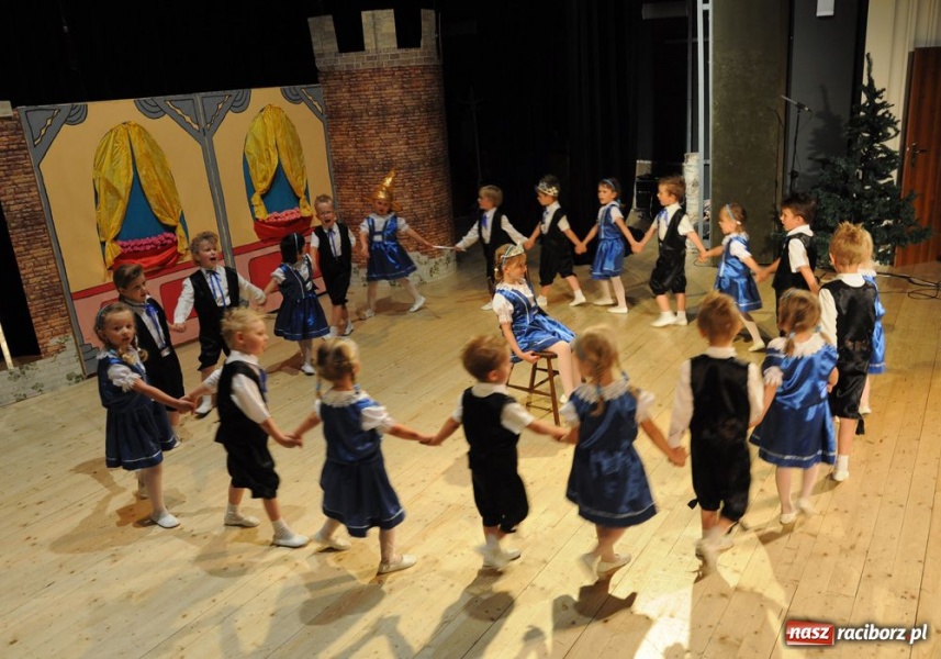 Zdjęcie w galerii na portalu naszraciborz.pl: Gala Mini-Festiwalu Przedszkolaków wiadomości z regionu