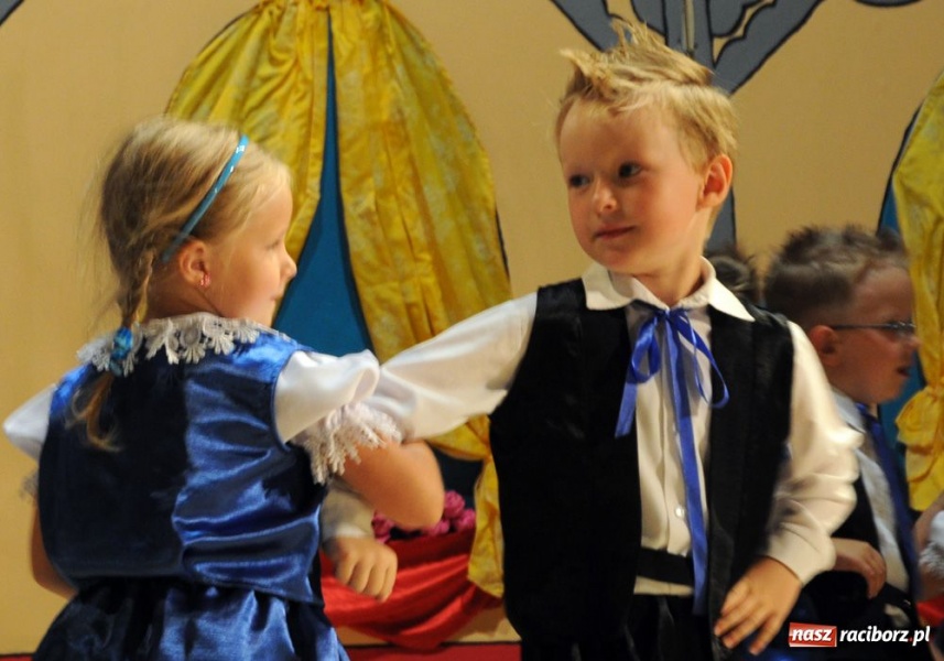 Zdjęcie w galerii na portalu naszraciborz.pl: Gala Mini-Festiwalu Przedszkolaków wiadomości z regionu