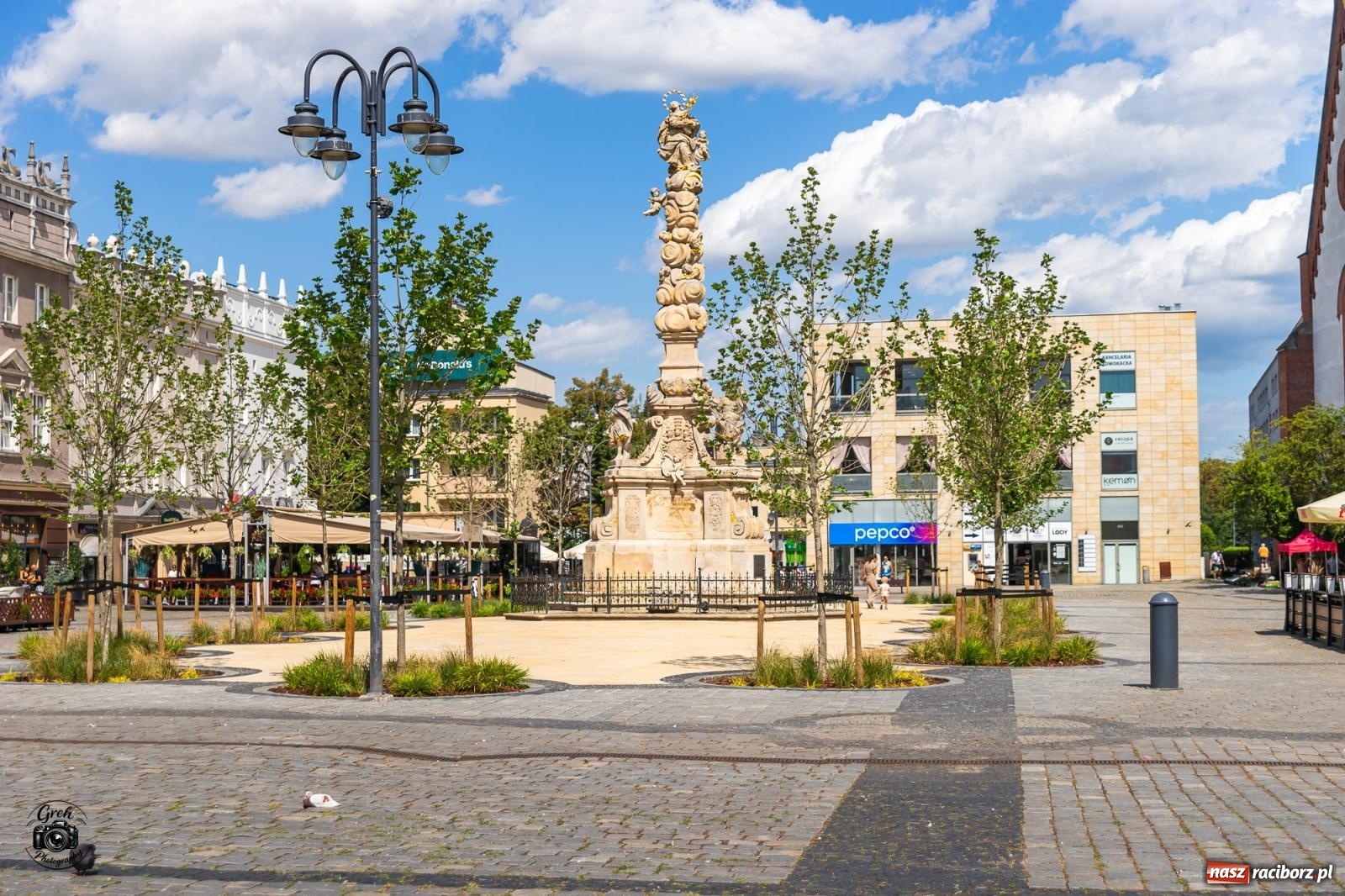 Zdjęcie w galerii na portalu naszraciborz.pl: Pierwsze efekty rewitalizacji raciborskiego Rynku. Odsłonięto teren wokół Kolumny Maryjnej [FOTO] wiadomości z regionu