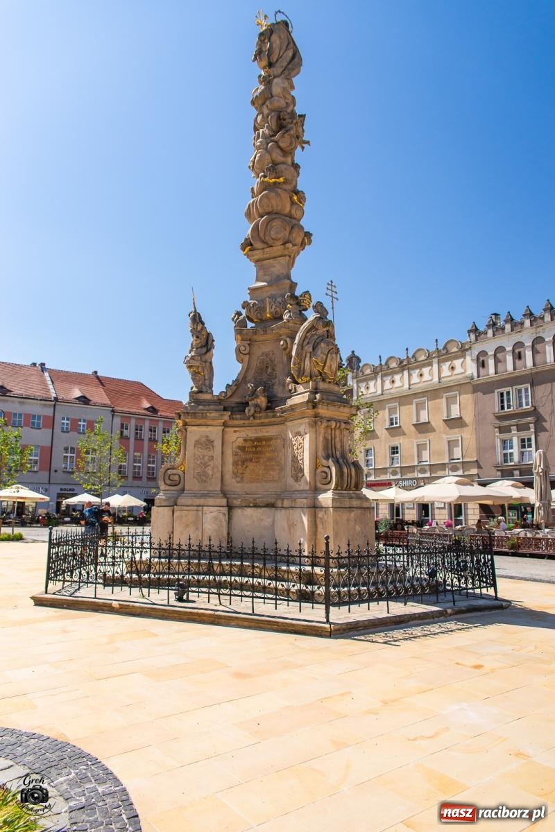 Zdjęcie w galerii na portalu naszraciborz.pl: Pierwsze efekty rewitalizacji raciborskiego Rynku. Odsłonięto teren wokół Kolumny Maryjnej [FOTO] wiadomości z regionu