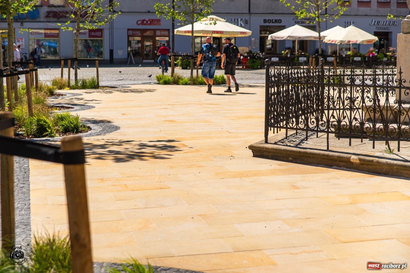Zdjęcie w galerii na portalu naszraciborz.pl: Pierwsze efekty rewitalizacji raciborskiego Rynku. Odsłonięto teren wokół Kolumny Maryjnej [FOTO] wiadomości z regionu