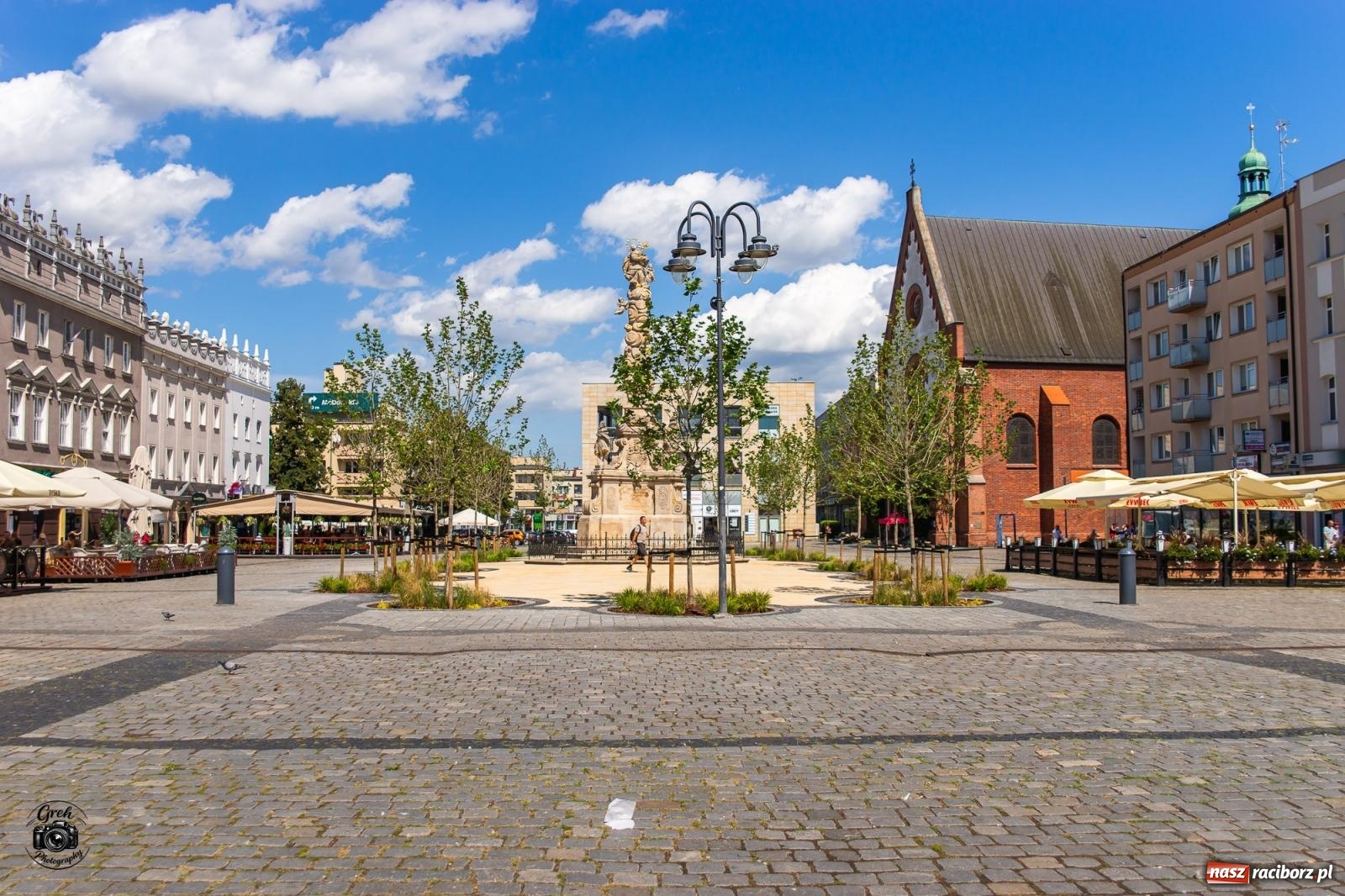 Zdjęcie w galerii na portalu naszraciborz.pl: Pierwsze efekty rewitalizacji raciborskiego Rynku. Odsłonięto teren wokół Kolumny Maryjnej [FOTO] wiadomości z regionu