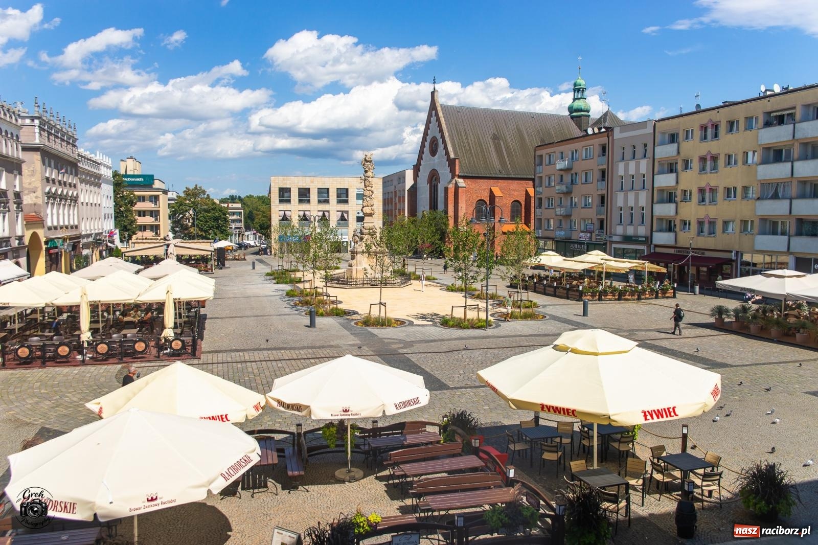 Zdjęcie w galerii na portalu naszraciborz.pl: Pierwsze efekty rewitalizacji raciborskiego Rynku. Odsłonięto teren wokół Kolumny Maryjnej [FOTO] wiadomości z regionu