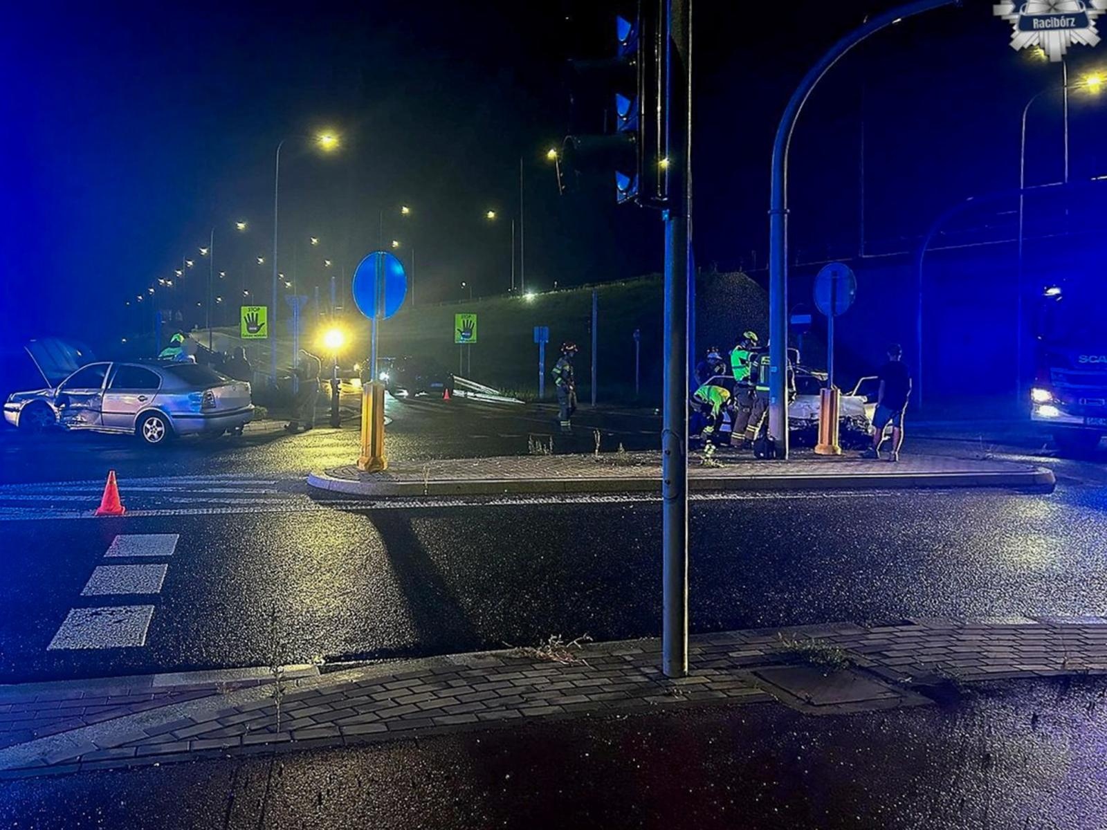 Zdjęcie w galerii na portalu naszraciborz.pl: Osiem zdarzeń w jedną dobę! Auta wypadały z drogi, uderzały w latarnię i barierę wiadomości z regionu