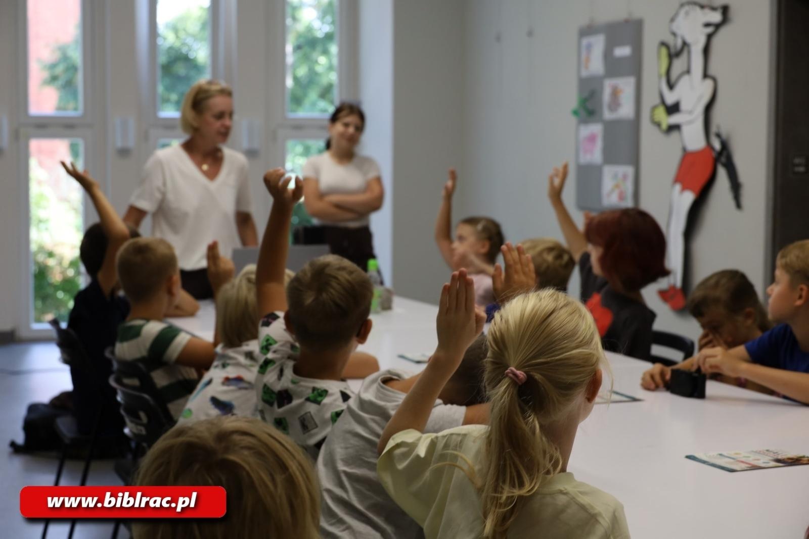 Zdjęcie w galerii na portalu naszraciborz.pl: Mali Odkrywcy stanęli za obiektywem w bibliotece! wiadomości z regionu