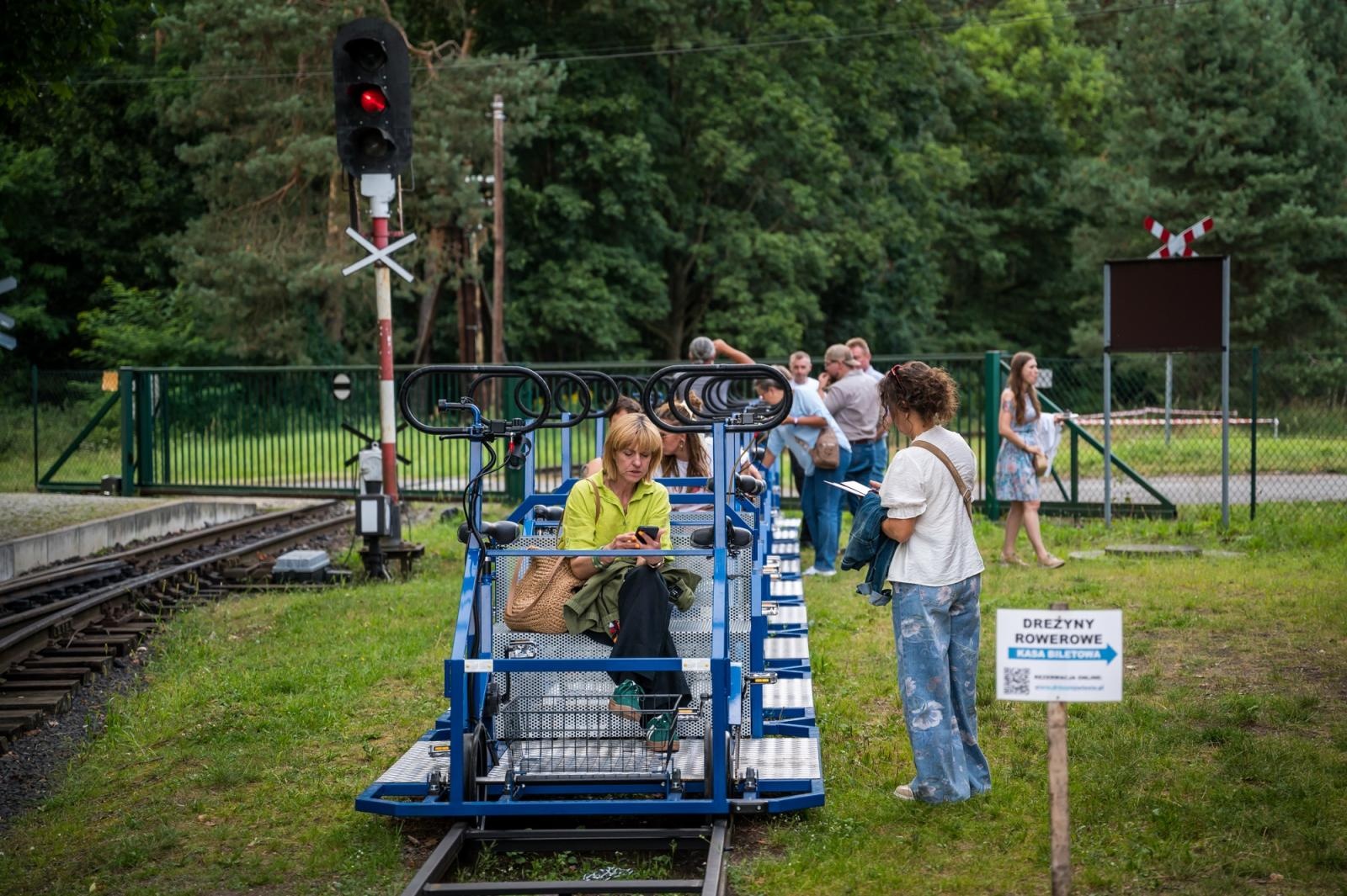 Zdjęcie w galerii na portalu naszraciborz.pl: Nocą przez lasy rudzkie. Historia, muzyka i wyjątkowy przejazd kolejką wąskotorową wiadomości z regionu
