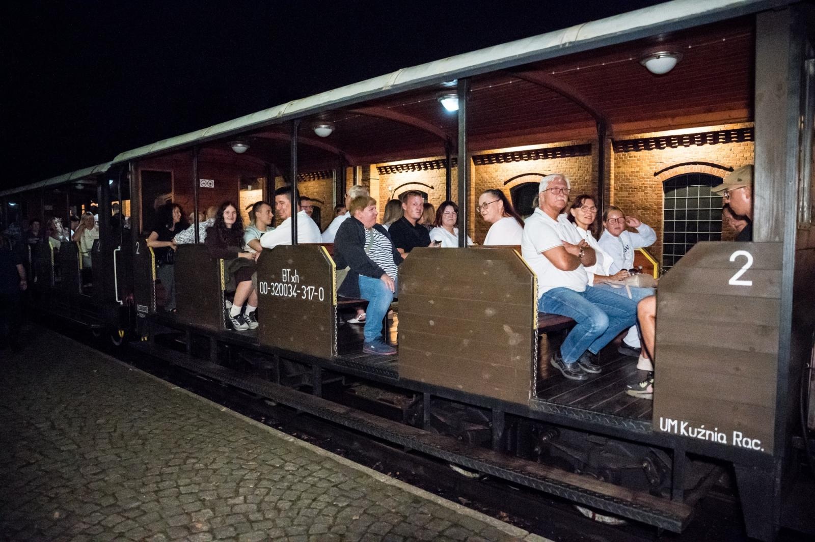 Zdjęcie w galerii na portalu naszraciborz.pl: Nocą przez lasy rudzkie. Historia, muzyka i wyjątkowy przejazd kolejką wąskotorową wiadomości z regionu